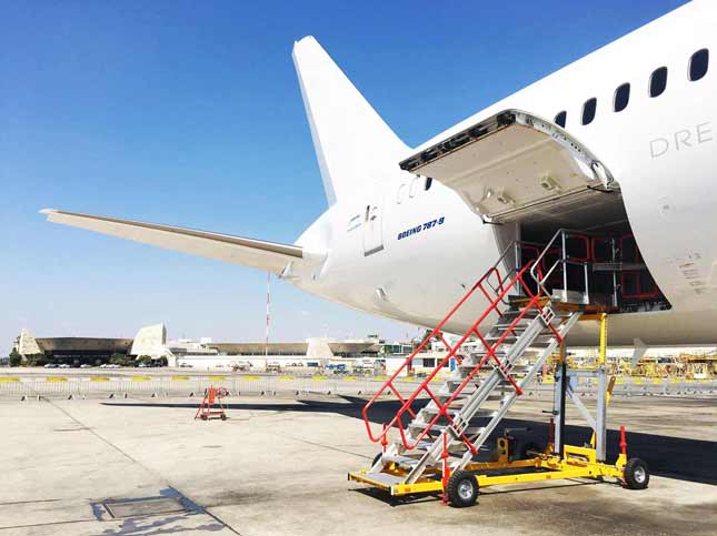 Semmco variable-height cargo bay working platform at an aircraft cargo door