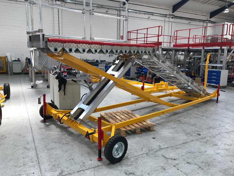 Variable Height Platform - H1.8m to 3.0m - Hydraulic with Sliding Fingers and Towbar - RH