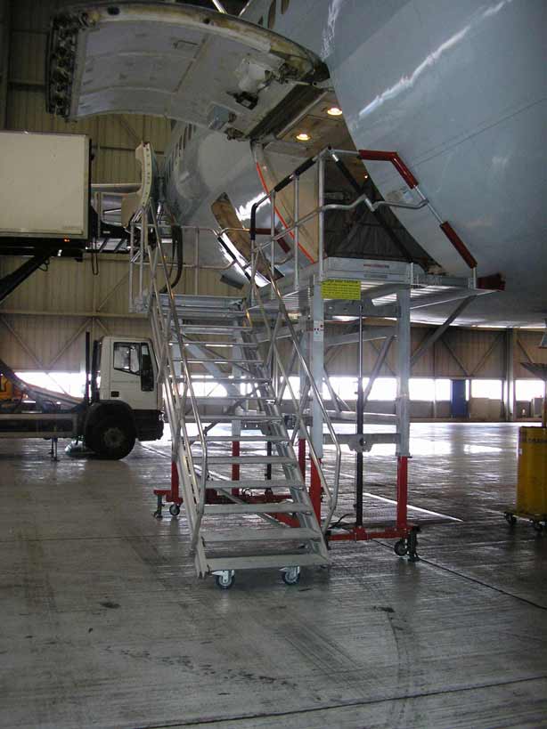 Cargo Bay Variable Height Access Platform Hangar H2.4-3.4m x W3.8 x L2.1 - RH