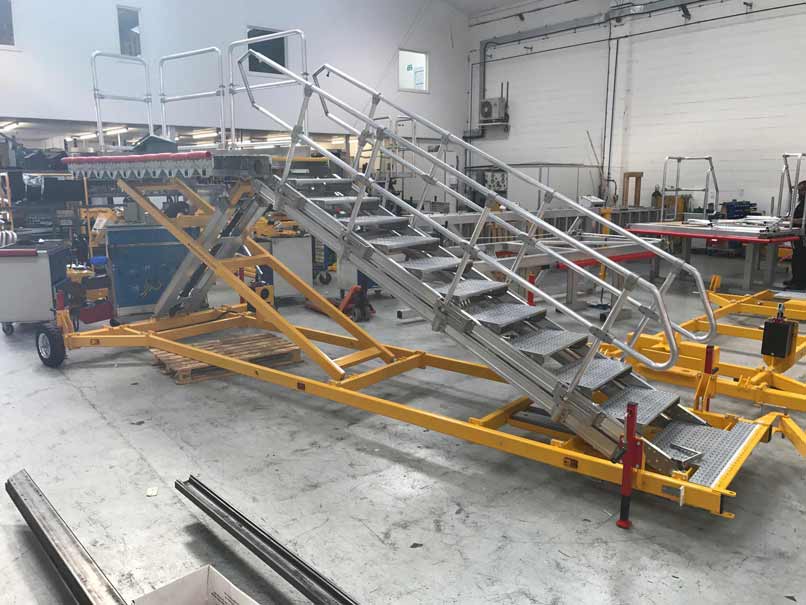 Variable Height Platform - H1.8m to 3.0m - Hydraulic with Sliding Fingers and Towbar - RH