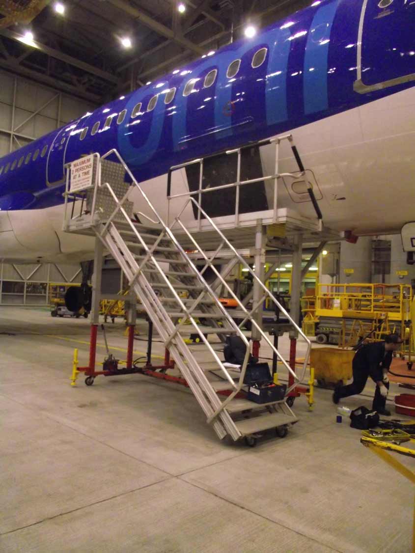 Cargo Bay Variable Height Access Platform Hangar H1.8-2.8m x W2.4 x L1.7 - RH