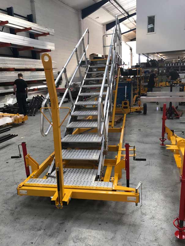 Variable Height Platform - H1.8m to 3.0m - Hydraulic with Sliding Fingers and Towbar - RH